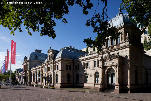 Gebäude mit vielen Fenstern auf der obersten Etage, die sich entlang einer Stadtstraße befinden