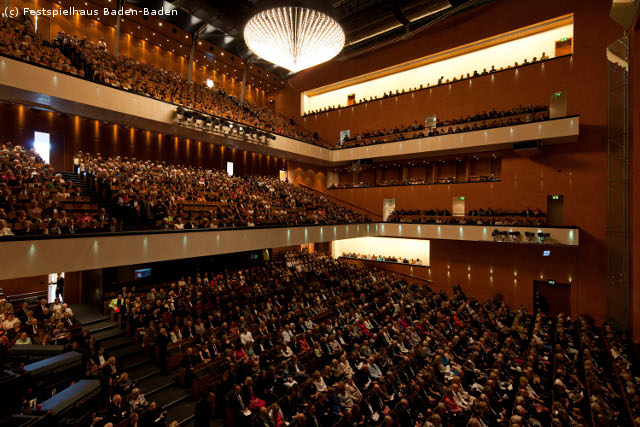 Ein voller Konzertsaal mit Publikum