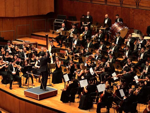 Eine Gruppe von Musikern, die bei einem Sinfoniekonzert auftreten