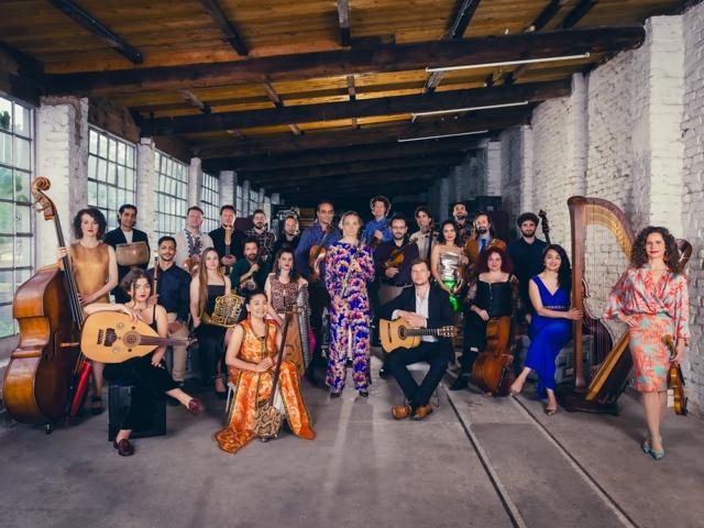 Eine Gruppe von Musikern, die zusammen mit verschiedenen Musikinstrumenten posiert, Teil des Bridges Kammerorchester-Ensembles.