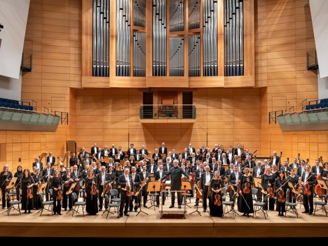 Eine große Orchester, das auf der Bühne spielt