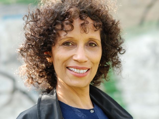 Die Frau auf dem Bild scheint zu lächeln und direkt in die Kamera zu schauen, möglicherweise posiert sie für das Foto.