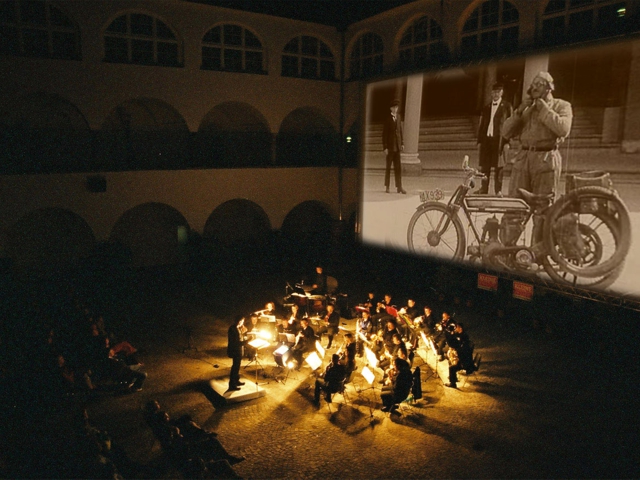 Eine Live-Aufführung eines Films aus dem Jahr 1925 in einem großen Innenraum