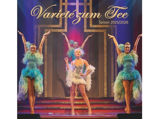 Das ist ein Werbeprospekt oder -plakat mit vier Frauen, von denen zwei ihre Hände hochhalten wie in einer Bühnenpose. Sie sind Kostüme tragend, die vermuten lassen, dass sie vielleicht als Künstlerinnen bei einem Event namens "Varieté zum Tee" auftreten könnten.