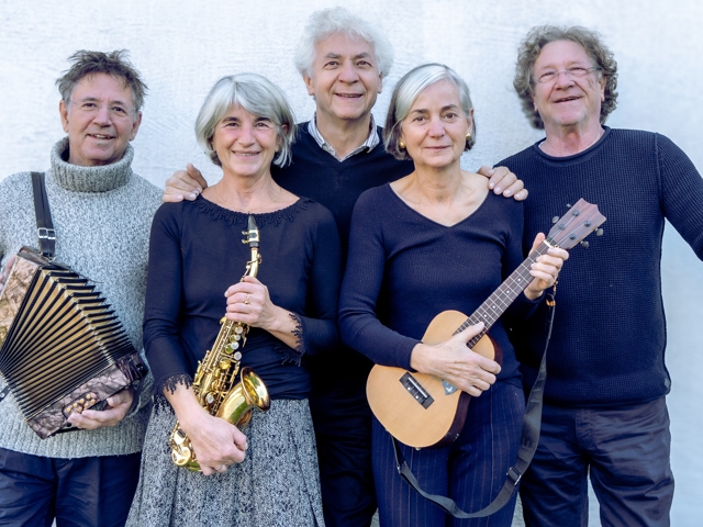 Eine Gruppe von Musikern posiert zusammen, während sie verschiedene Instrumente für das "Well-Brüder und Wellküren"-Event halten.