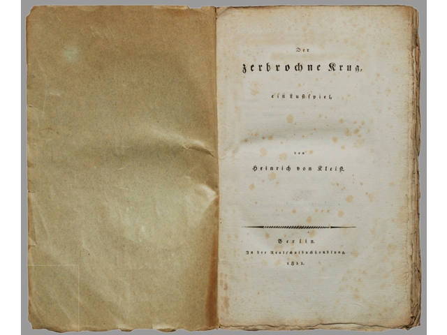 Öffne altes Buch mit deutscher Schrift und verfärbten Seiten.