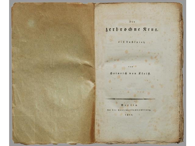 Öffne altes Buch mit deutscher Schrift und verfärbten Seiten.