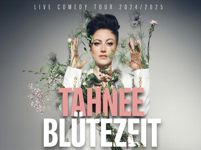 Das Bild zeigt einen Performer mit Pflanzen, wahrscheinlich als Teil einer Live-Comedy-Tour.