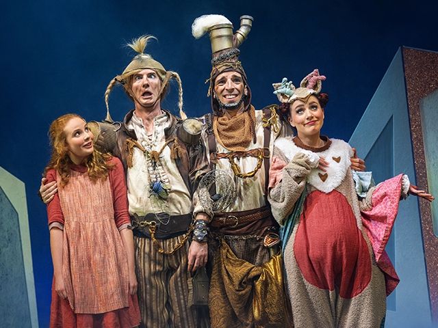 Eine Gruppe von Schauspielern posiert für ein Foto in Kostümen, wahrscheinlich stellen sie ihre Rollen in dem Musical "Schneekönigin" dar.