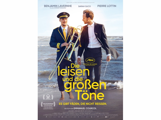 Ein Filmplakat mit zwei Männern am Strand stehend, einer in Uniform und der andere im Smoking.