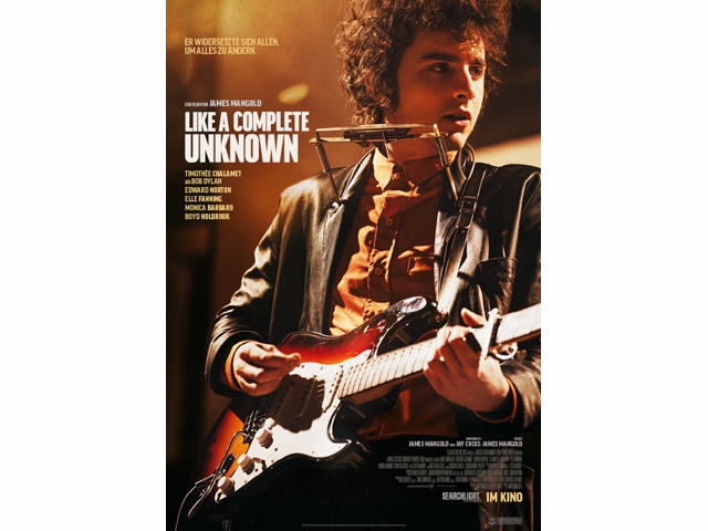 Das Plakat zeigt einen Mann auf der Bühne Gitarre spielend, möglicherweise für den Film "Wie ein völliger Unbekannter".